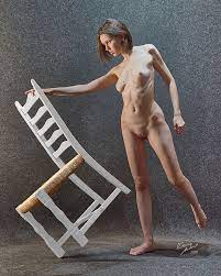Nackte Frau mit Stuhl