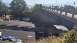 A bordo dell'auto c'erano due sorelle: Escavatore Contro Il Cavalcavia In A14 Caos Viabilita Tra Autostrada E Statale Adriatica Le Foto Cronache Fermane