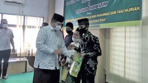 Dalam kesempatan ini, mereka juga membagikan santunan kepada 100 orang anak yatim. Fotopanitia Santunan Anak Yatim Fotopanitia Santunan Anak Yatim Majlis Dhuha Santunan Agenda Santunan Anak Yatim Kali Ini Merupakan Sebuah Kegiatan Sosial Yang Memang Patut Untuk Dilestarikan