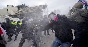 في واقعة غير مسبوقة، اقتحم متظاهرون مؤيدون للرئيس الأمريكي دونالد ترامب مبنى الكونغرس، الأربعاء، وذلك خلال تصديق أعضاء الكونغرس على أصوات المجمع الانتخابي في الانتخابات الرئاسية التي أظهرت فوز جو بايدن، وجاء ذلك. Lzsdzpvaw7s Cm