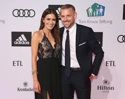 After he won a casting, he started his career as tv host in viva live!, retro charts, and. Klaas Heufer Umlauf Das Ist Seine Freundin Doris Golpashin