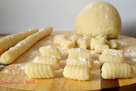 Gli gnocchi senza patate sono una ricetta insolita, semplice da preparare e perfetta se vi siete cimentati diverse volte con la ricetta tradizionale degli gnocchi ottenendo però scarsi risultati. Gnocchi Senza Patate Ricette Cibo Gnocchi