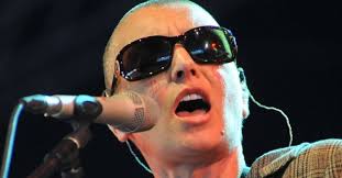 Sinéad O'Connor aparece com tatuagem misteriosa no rosto