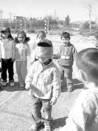 Se le tapa los ojos a un niño o niña para que sea la gallinita ciega. Juegos De Antano Spanish Games For Kids Kids Around The World Nostalgia