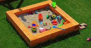 Carre De Sable Ou Litiere Sante Et Hygiene Enfants Educatout Sandbox Cover Sandbox Cover Diy Self Watering Planter