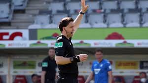 He was a fifa referee between 2007 and 2018. Manuel Grafe Erhalt Von Spielern Und Trainern Unterstutzung Wegen Fruh Pensionierung Eurosport