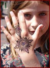 Seni yang dihasilkan dari henna ini terdapat banyak sekali, misalnya henna tangan atau inai tangan, henna kaki, henna pengantin, henna telapak tangan, dan hiasan. Mehndi Designs Henna 2017 Kids Fur Android Apk Herunterladen