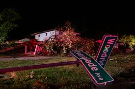 Thousands of americans were left without power as thunderstorms and tornadoes ripped through chicago overnight.tornado warnings were issued as heavy r. K1tbeqp037m1am