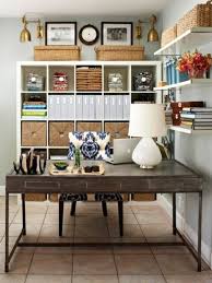 Ruang keluarga minimalis dapat dilihat dari pemilihan furnitur yang minimal dan 'ringan' seperti yang tampak pada contoh di atas. Hiasan Pejabat Home 23 Idea Inspirasi A Spicy Boy