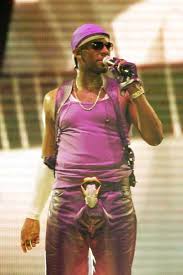 R Kelly Is Living The Gold Life Bark Bite