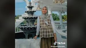 Tutorial sarung menjadi baju ini membantu yaaah.kalau ada pertanyaan bisa komen dibawah yaa. Haru Wanita Ini Pakai Baju Dari Sarung Mendiang Ayah Begini Penampilannya