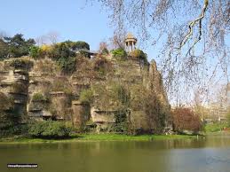 Présentation et photographies du parc des buttes chaumont de paris. Buttes Chaumont Park In Belleville Paris