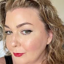 Belinda Hutton's Instagram, Twitter & Facebook