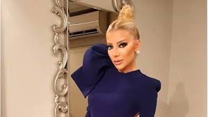 Tv100 ekranlarında uykusuz bir gece daha. Selin Cigerci Nin Dugunune Dekolteleriyle Damga Vurdular Haber16