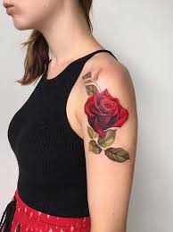 Kadin Ust Kol Kirmizi Gul Dovmesi Woman Upper Arm Red Rose Tattoo Dovmeli Kadin Dovme Tasarimlari Guzel Dovmeler