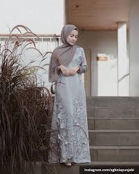 Abu abu baju couple kondangan kekinian : Adu Gaya 6 Selebgram Hijab Pakai Outfit Kondangan Abu Abu Mana Favoritmu Cewekbanget Id Line Today