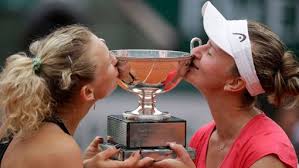 Ziskem titulu na gippsland trophy v melbourne se tenistka kateřina siniaková a její parťačka barbora krejčíková naladily na úvodní grandslam sezony australian open, jenž začíná tento týden. Zive Krejcikova Muze Jit Do Dalsiho Finale Se Siniakovou Hraje Semifinale Ctyrhry Aktualne Cz