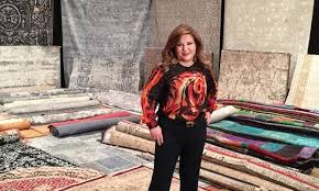 Η δέσποινα μοιραράκη, η οποία ειδικεύεται στα χειροποίητα χαλιά και υφάσματα, είναι πολύ γνωστή λόγω των τηλεοπτικών εκπομπών με παρουσιάσεις χειροποίητων χαλιών. Despoina Moirarakh Moy Eixan Proteinei Na Paroysiasw To Deal Iciao