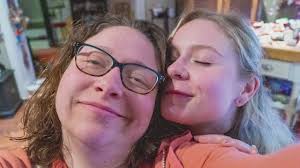 Woman shares colon cancer battle after sister receives same diagnosis