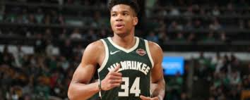 Ο greek freak υποφέρει μετά από τον τραυματισμό που υπέστη στο γόνατο στον αγώνα με τους χοκς. Giannhs Antetokoynmpo To Eyxaristw Stoys Ellhnes Pws Ezhse Ton Terastio 8riambo To Pontiki