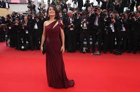 Salma hayek seen donning the dress her close pal actress renee zellweger lent her at the eleventh hour and wearing a bracelet by martin katz at the kodak theater in hollywood, calif. Salma Hayek Debuts Gucci Gown At Cannes Film Fest Access Online