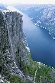 Check spelling or type a new query. Wandern In Norwegen Kjerag Bolten Nasen Und 1000 Meter Bis Zur Wasseroberflache Des Lysefjords