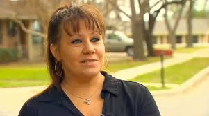 Mulher acolhe jovem morador de rua em sua casa e o ensina sobre o amor de  Deus