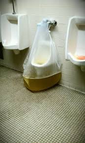 On Va Juste Souhaiter Que Le Sac Ne Pete Pas En Allant A L Urinoir Voisin Leaky Toilet Walmart Funny Funny Pictures