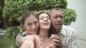 Imuda, zami ismail, wan maimunah, khatijah tan, mohammad abdullah, ahmad busu, angeline tan, sathiya sitkom ini menceritakan tentang kehidupan. Lucy Dan Kakak Beliau