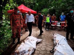 Kejadian tanah runtuh yang berlaku di jalan sungai semungkis, kampung gahal, hulu langat, semalam, berkemungkinan berpunca daripada faktor alam semula jadi, iaitu aliran puing (debris flow). Pasangan Maut Akibat Tanah Runtuh Ditemukan Bertindih