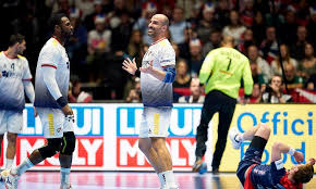 Os árbitros para não terem que interromper o jogo sempre que necessitam de falar um com o outro, tem vários sinais pelos quais podem comunicar, pois de acordo com cada falta podem castigar o jogador. Europeu Andebol Portugal Ja Tem Horas Para A Segunda Fase Maisfutebol
