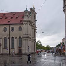 Munich Germany Munchen Deutschland Angerviertel Heilig Geist Kirche Mit Blick Zum Viktualienmarkt Im Regen