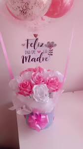 Arreglo de Amor con Rosas Eternas y Globos en Quito