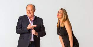 Aired for the first time in fall 1988 as supplement of the 80s' comedy shows by antonio ricci, eventually resisted through the years, evolving, becoming a cult. Gerry Scotti E Francesca Manzini Tornano Dietro Il Bancone Di Striscia News Striscia La Notizia