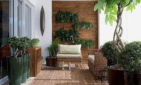 Chi ha la fortuna di avere una terrazza o un balcone può organizzare pranzi, cene o, semplicemente, ricavarsi un angolo tutto suo dove rilassarsi leggendo un libro al sole, praticando giardinaggio o facendo esperimenti con un piccolo orto in vaso. Come Arredare Un Balcone Lungo E Stretto