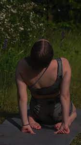 flowina paradise on X: STRETCH THE BACK #yoga #yogagirl #fitnessgirl #hot  #workout #flexible t.co481cUZwcka  X