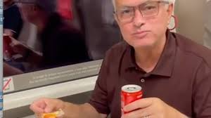 Mourinho vince a Salerno, poi si gusta una pizza sul treno di ritorno