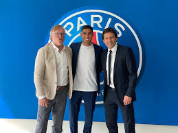 He has worked for sky sport italy since the age of 19. Fabrizio Romano On Twitter Official Announcement Soon But Here We Go And Here You Ve Achraf Hakimi First Pic As Paris Saint Germain Player Together With Leonardo And His Agent Alejandro Camano Clmerlo