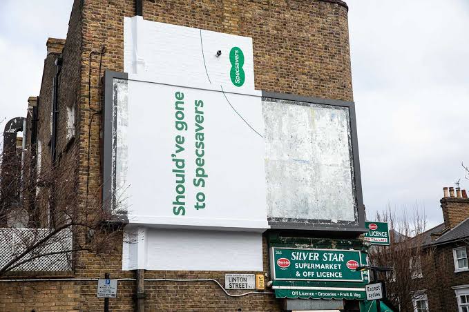 Specsavers v&agrave; nghệ thuật &ldquo;troll&rdquo; người xem bằng OOH để nhắc chuyện kiểm tra thị lực