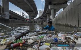 Kitar semula dapat mengurangkan bahan buangan, mengurangkan penggunaan bahan mentah baru, mengurangkan penggunaan tenaga, mengurangkan pencemaran udara (dari pembakaran), dan pencemaran air (dari tapak perlupusan) dan mengurangkan pengeluaran gas rumah hijau berbanding. Bernama Usaha Kitar Semula Perlindungan Persekitaran Terencat Akibat Covid 19
