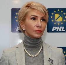Buzele sunt mai conturate, iar șanțurile nazolabiale au dispărut datorită injecțiilor cu botox. Poze Si Video Raluca Turcan Video Poze Pagina 20