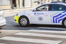 Politie met spoed en antwerpen.polizeifahrzeuge auf alarmfahrt in antwerpen, belgien.police cars responding with lights and sirens in antwerp, belgium.des vé. Wilt U 20 Euro Betalen Voor Een Paraplu Of Babyromper Van Po Antwerpen Het Nieuwsblad Mobile