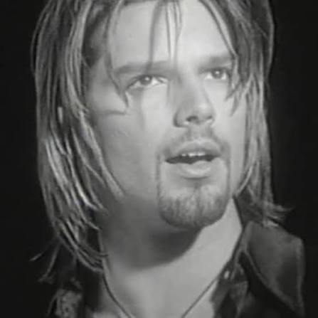 En 1996 un Ricky Martin con exceso de flequillo y una profunda mirada rabiosa y febril lanzaba #UnDíaComoHoy uno de los lentos latinos más potentes jamás escritos (para nosotros)., 'Fuego de noche,