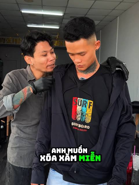 Hình minh họa che chắn hình xăm mới khi đi ra ngoài để tránh tia UV và bảo vệ màu mực