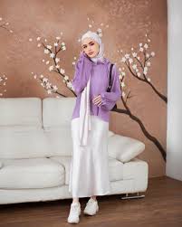 Namun taukah kalian jika warna merah juga memiliki variasi yang sangat banyak. 11 Tips Padu Padan Outfit Warna Lilac Lagi Kekinian Banget