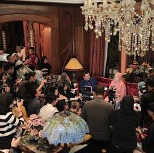 Meski terpaut usia jauh, kehidupan rumah tangga siti dan datuk k berjalan sangat harmonis. Megah Bak Istana Sultan Inilah Foto Eksklusif Dalam Rumah Dato Siti Nurhaliza Datuk Khalid Tinggal Soya Lemon