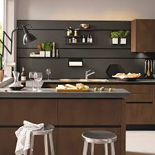 Il permet d'avoir un grand espace de rangement et le bloc de boucher offre un espace de travail robuste. Cuisine Noir Et Bois 10 Photos Pour Reussir Votre Decor Blog But