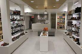 L'entrepôt et le siège social de la compagnie ouvre ses portes à la clientèle deux fois par année pour y tenir des ventes où tout est à un minimum de 50% de rabais. Boutiques