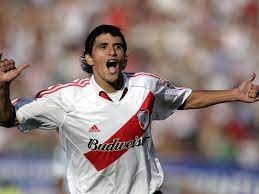 Select from premium lucho gonzalez of the highest quality. Lucho Gonzalez Deixa O River Plate E Esta Livre Maisfutebol