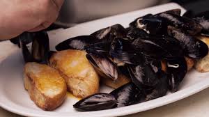 Giù a napoli la chiamano zuppa di cozze… in realtà io la chiamerei zuppa di pesce… visto che non ci sono solo le cozze!!! La Zuppa Di Cozze